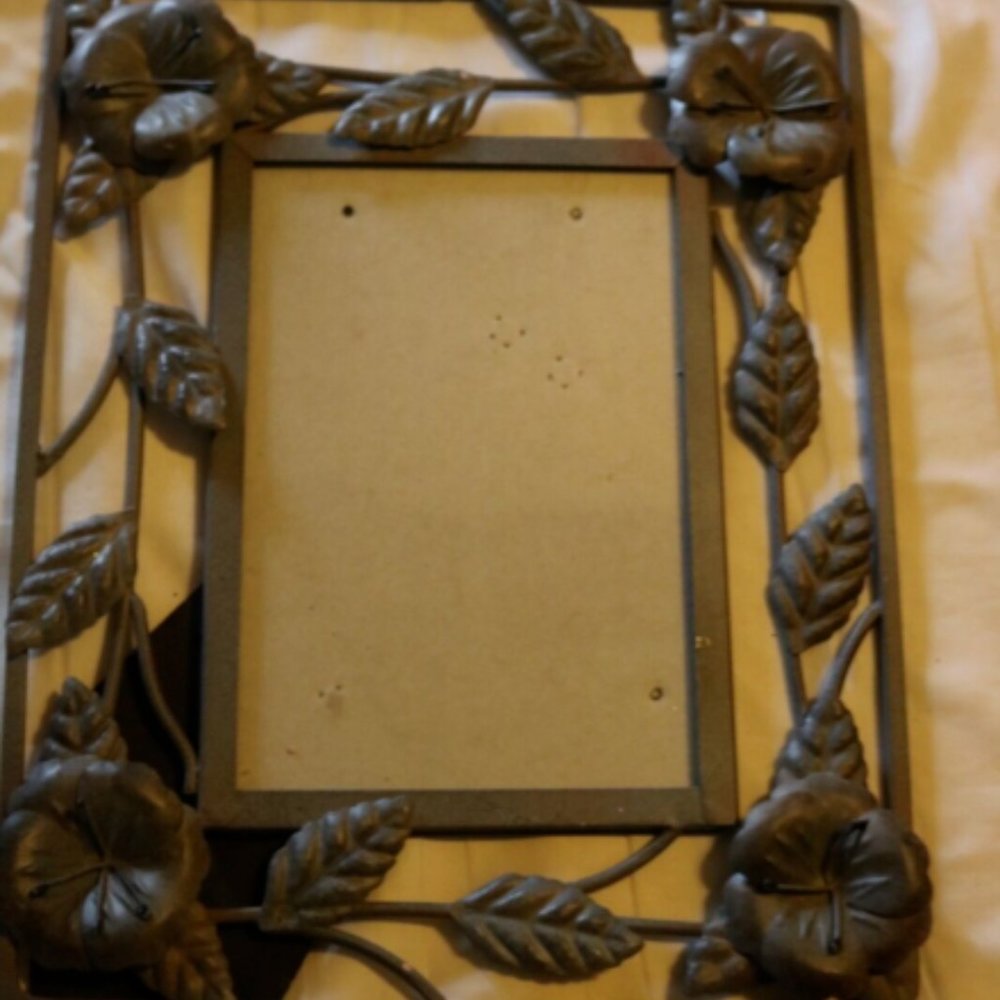 Home Decor 5 x 7 Photo Frame Gray/Green Metal Flowers and Leaves